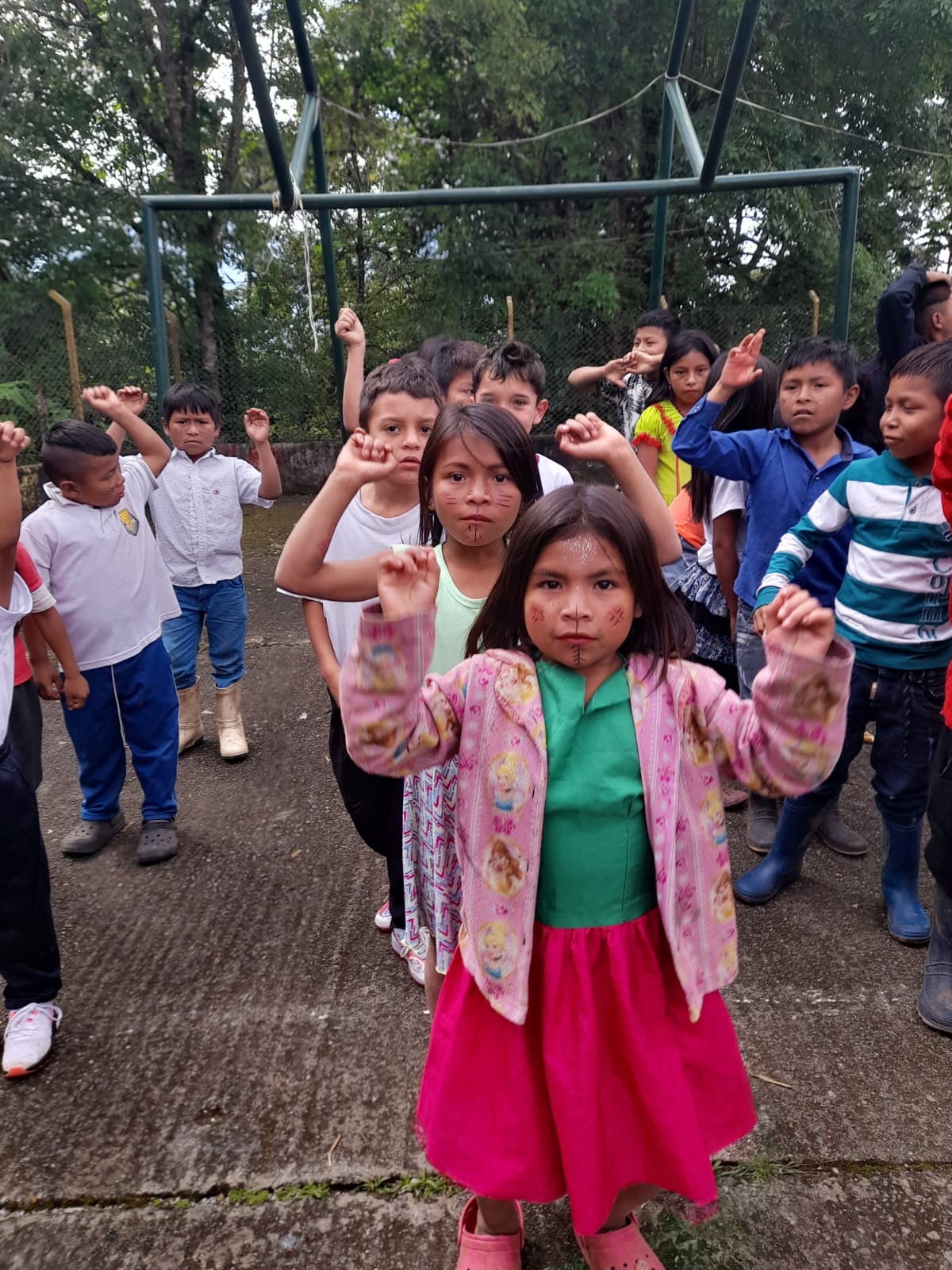 Niñas y niños Embera Chamí en clase