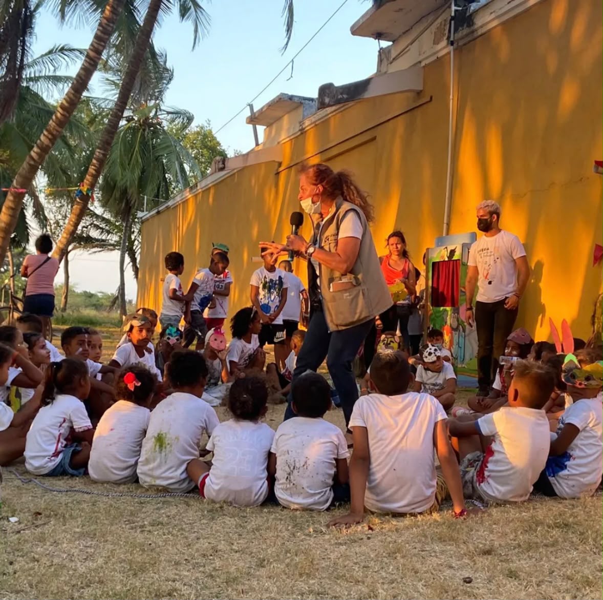 Patricia narrando cuentos a niñas y niños al atardecer