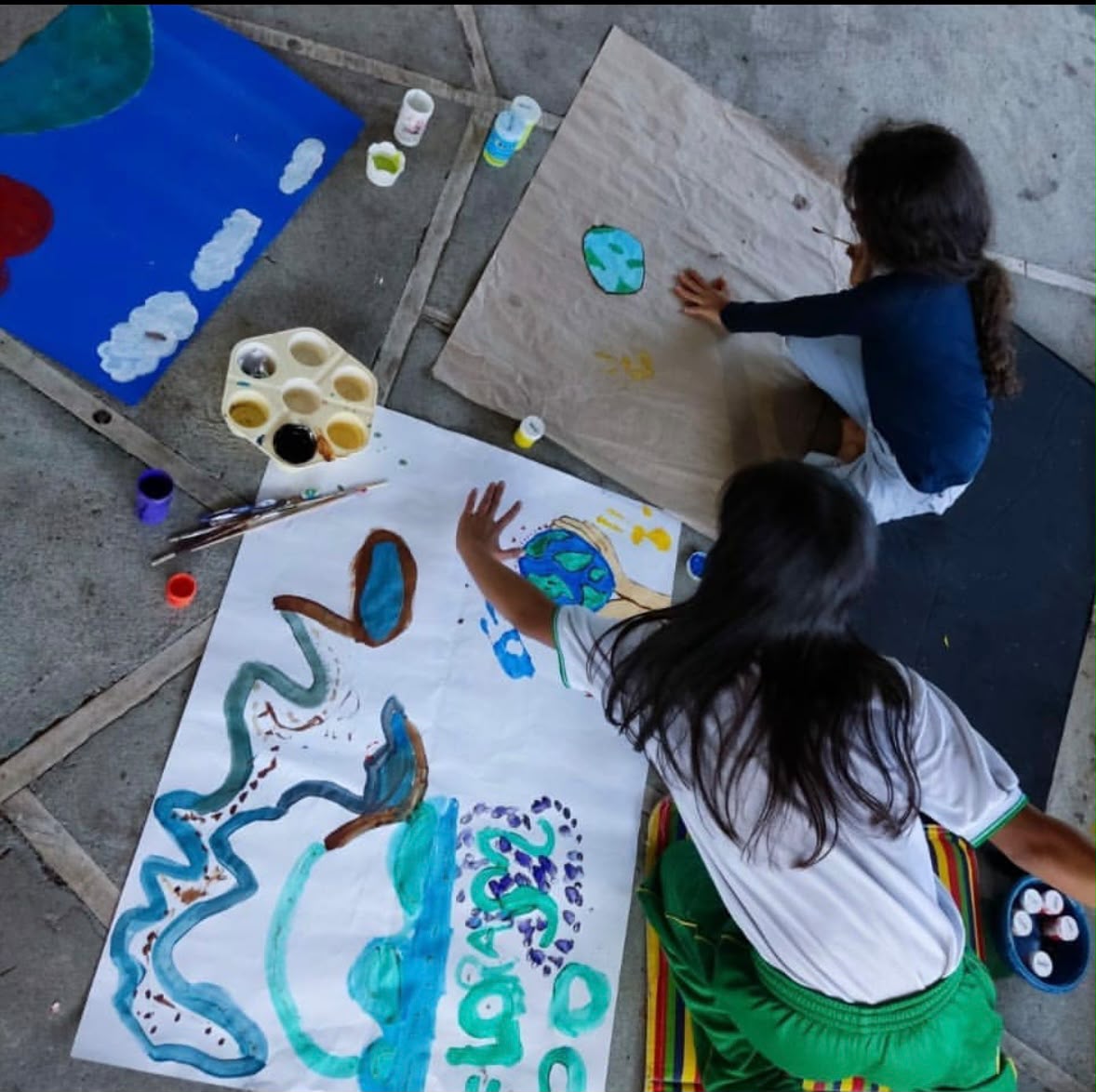 Niñas pintando mándalas en taller de pedagogía artística