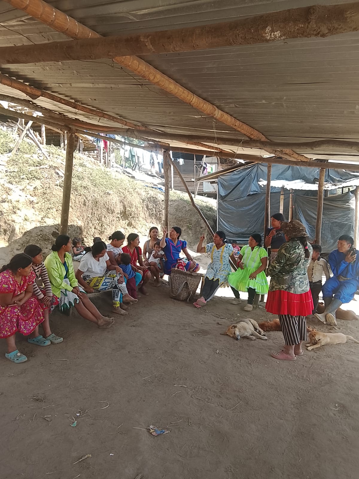 Encuentro comunitario en el campamento