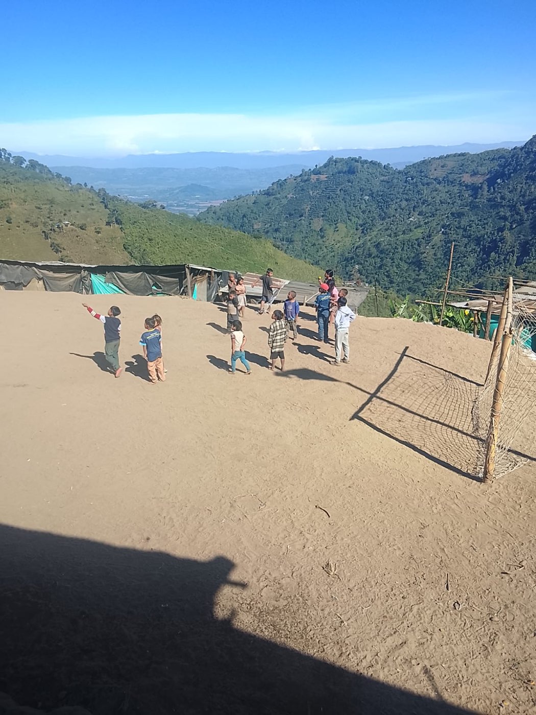 Niñas y niños en el campamento del resguardo