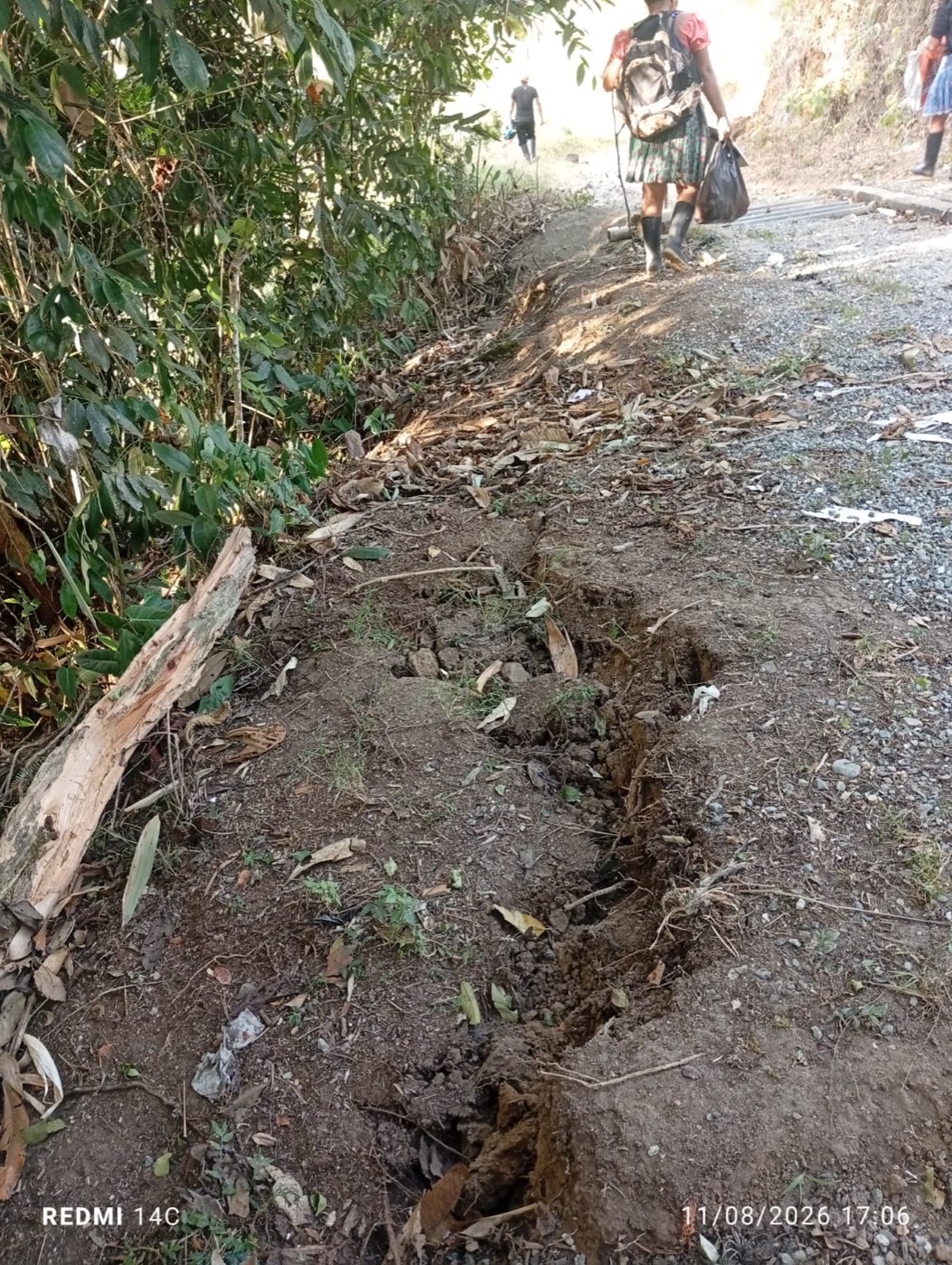 Fisura del sismo en el camino al resguardo