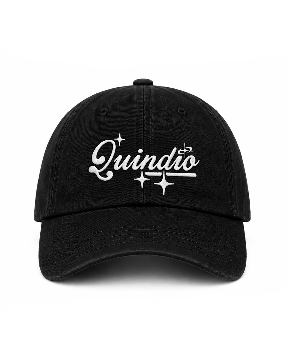 Gorra Solidaria negra con la palabra Quindío bordada en blanco.