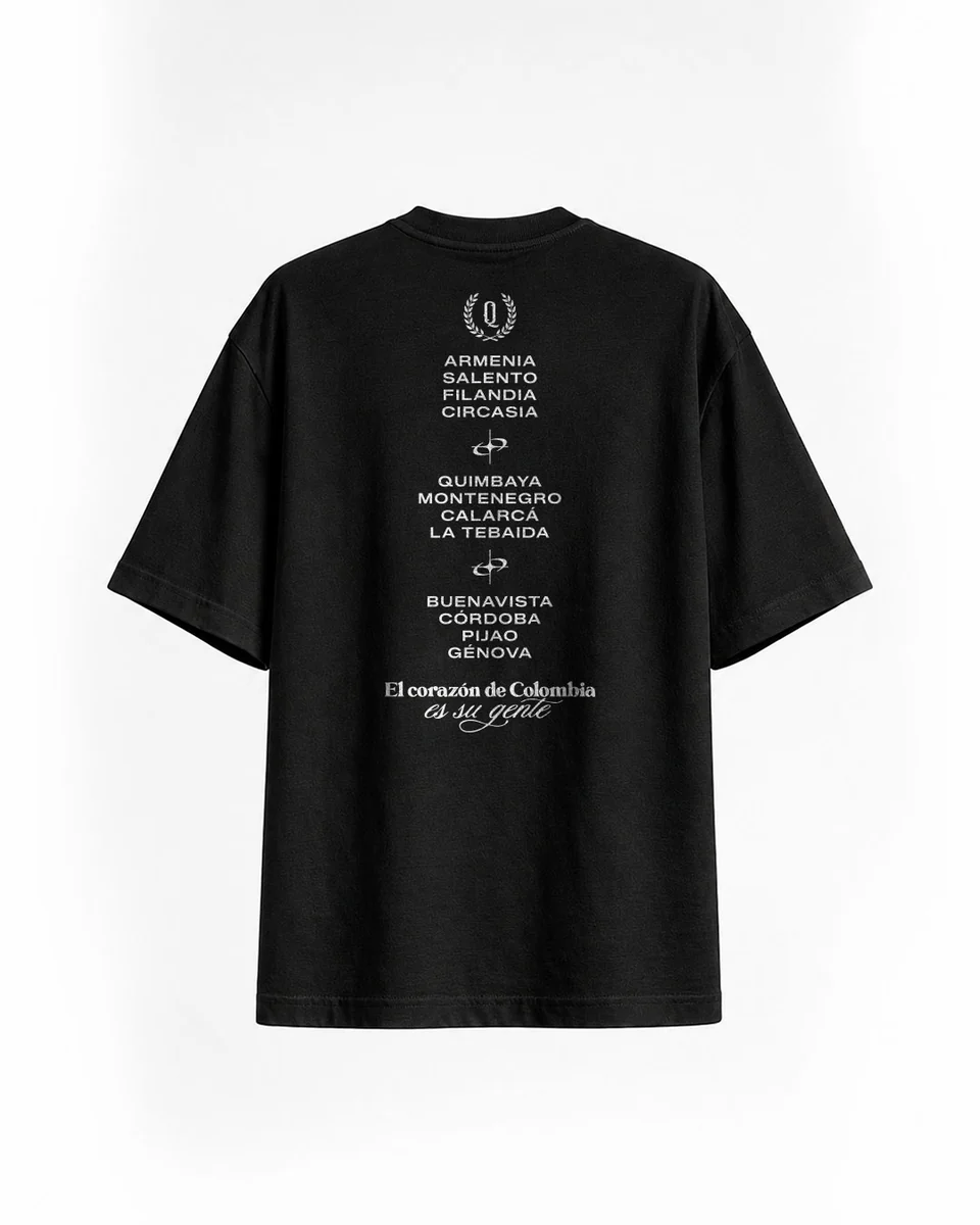 Espalda de la Camiseta Solidaria negra con los nombres de los doce municipios del Quindío.